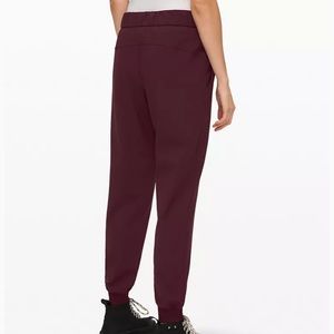 Lululemon On the Fly Joggers 28’ in Cassis 💕